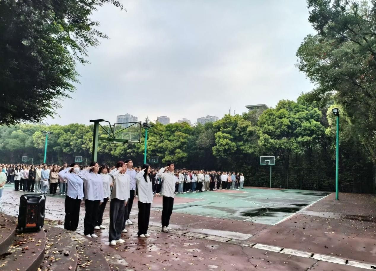 烟雨迷蒙里一幅拼搏奋进