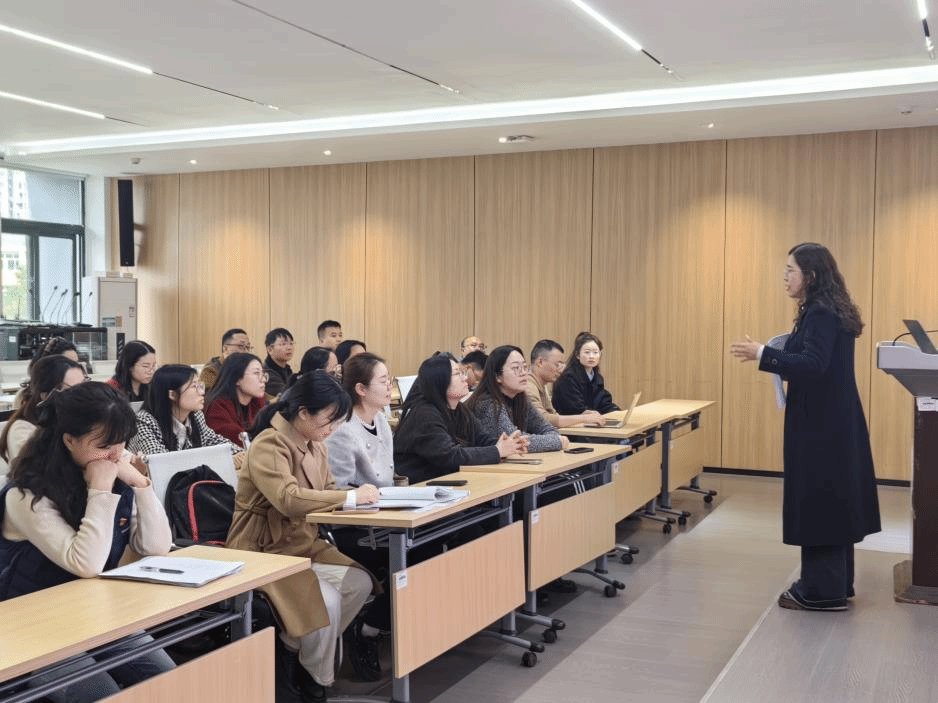 会议由支部书记主持