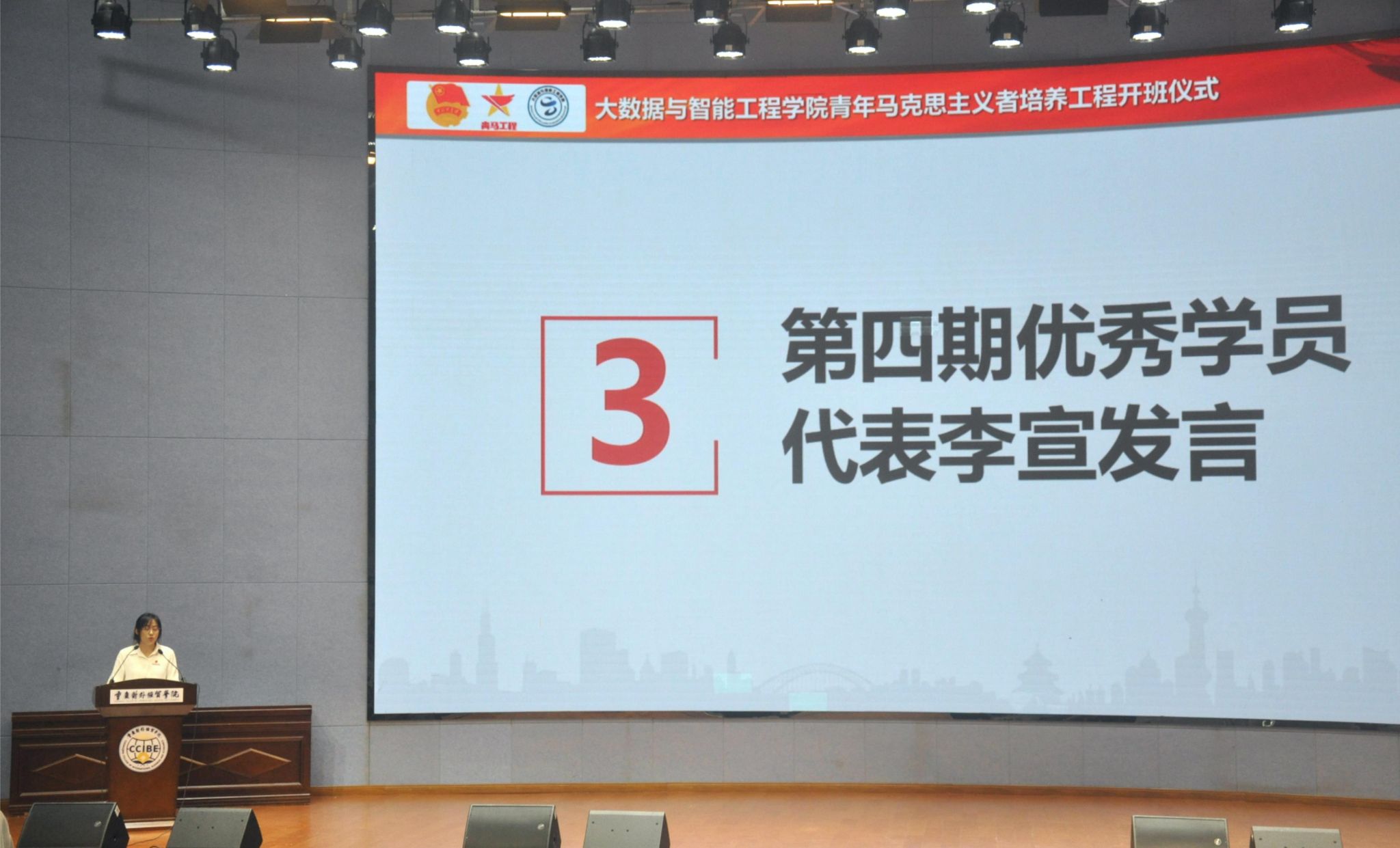 熠熠生辉新时代青年以昂扬之姿踏浪而来