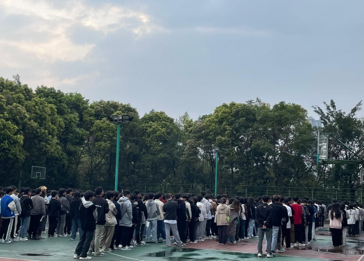 50在篮球场举行了“缅怀革命先烈