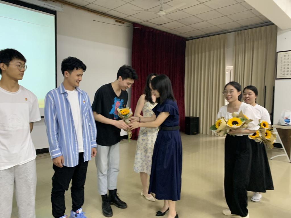 全体毕业生党员参加