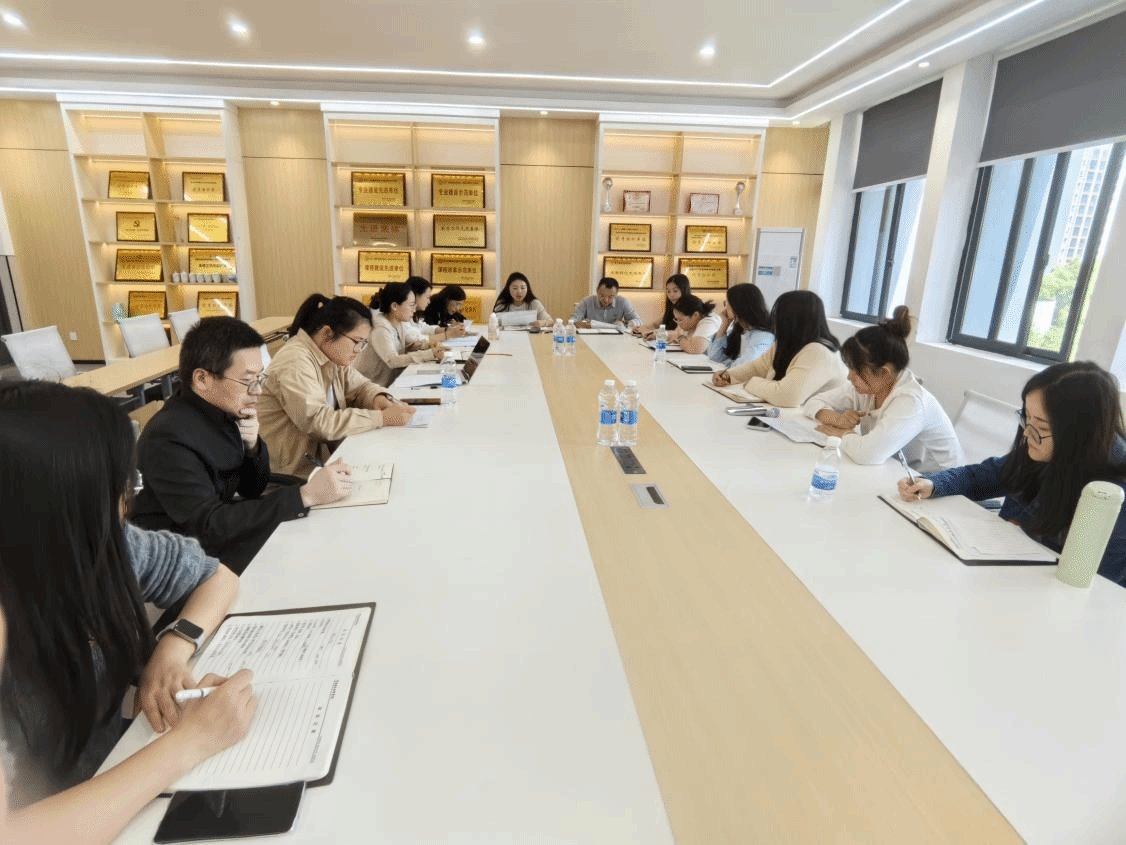 会议由党总支书记主持