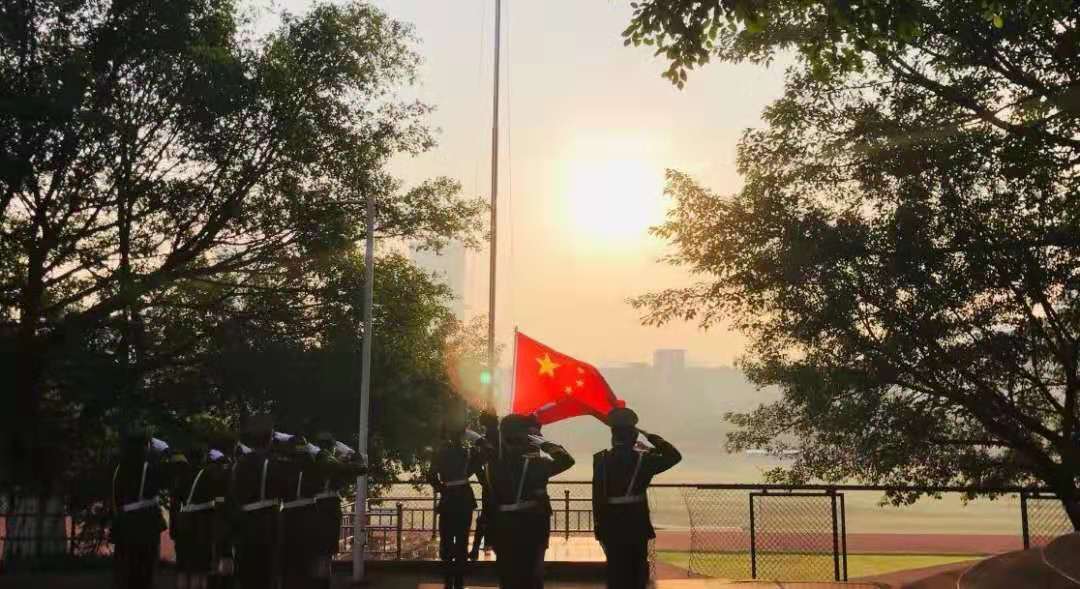 赤旗飘扬