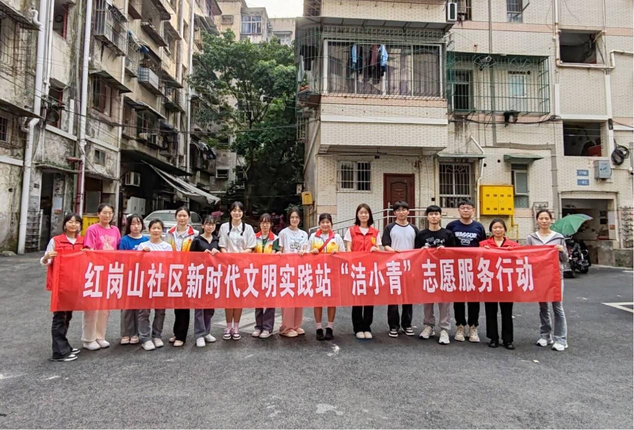 与居民互动。挽起袖子