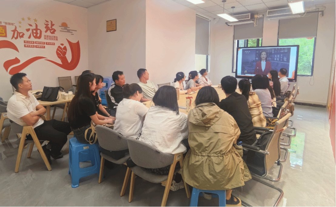 组织委员李艳同志领学