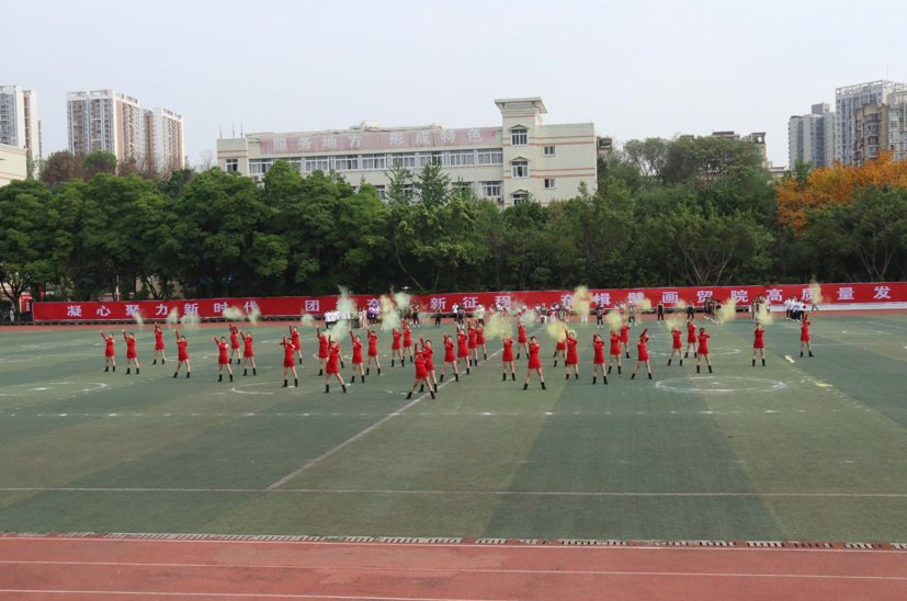 他们迈着整齐的步伐