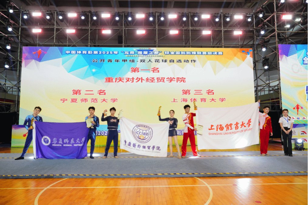 校武术队在2...