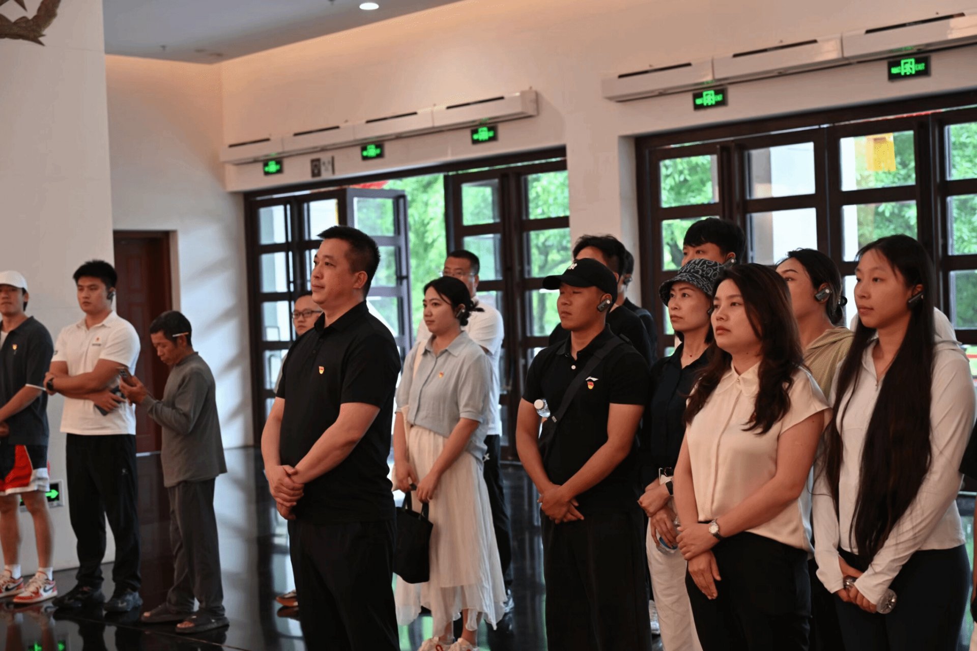 全体党员在党总支书记在庄严肃穆的聂荣