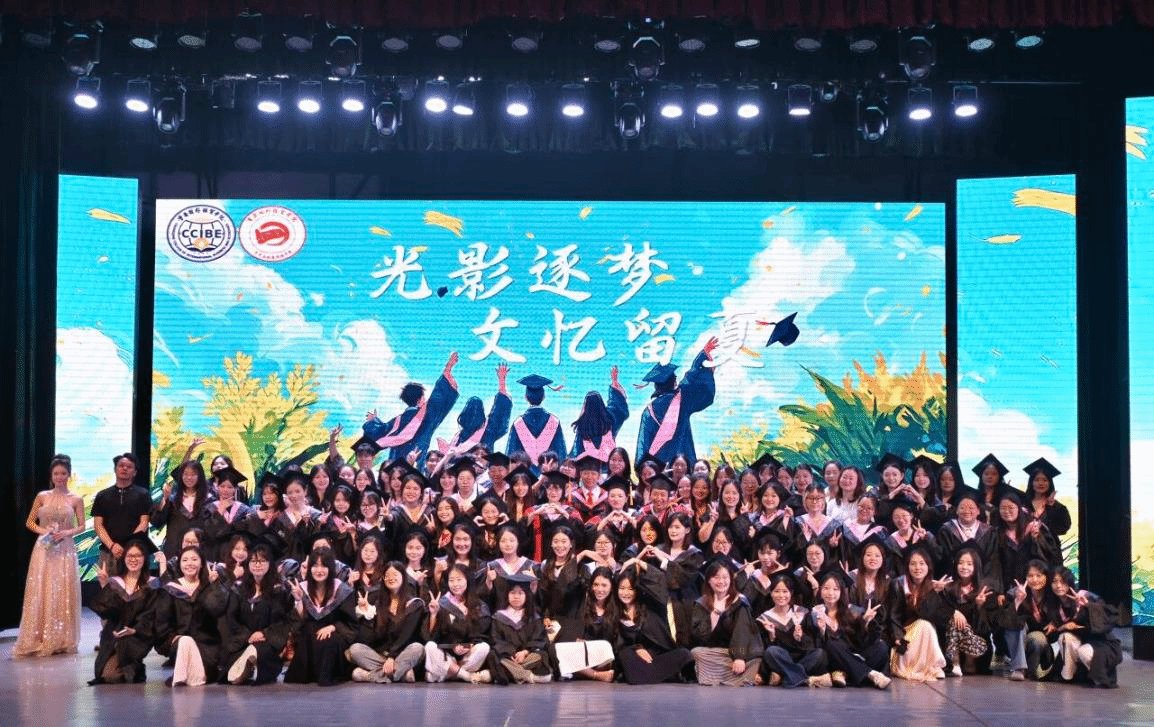 段院长在宣读校级“优秀大学毕业生”表