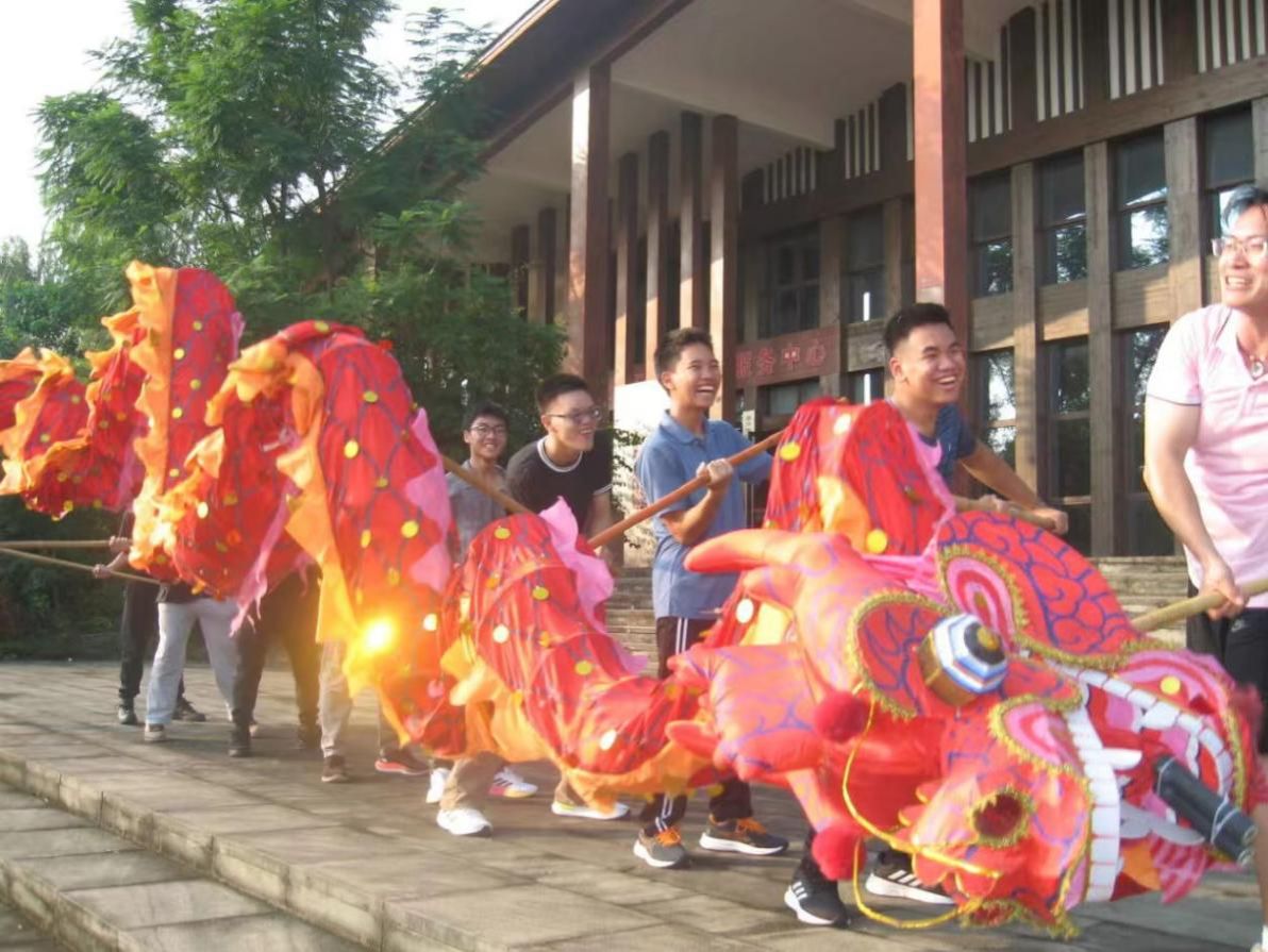 组织多场教师座谈