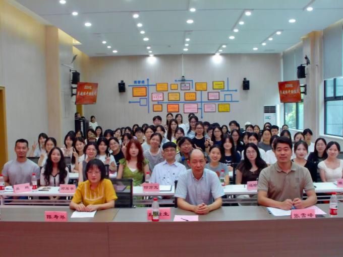 图为人才培养的教师座谈会