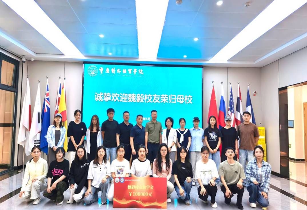 并组织全体参会人员起立齐唱中国共产主