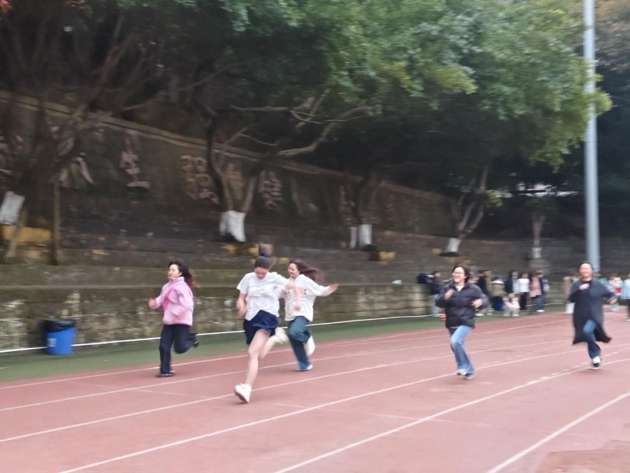 接着由活力四射的拉拉队员带来开场舞