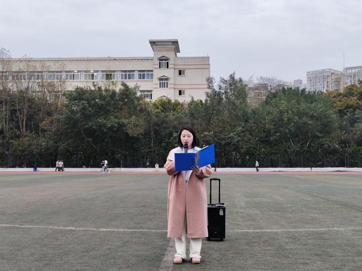 一般来说此次运动会由杜佳汶同学主持