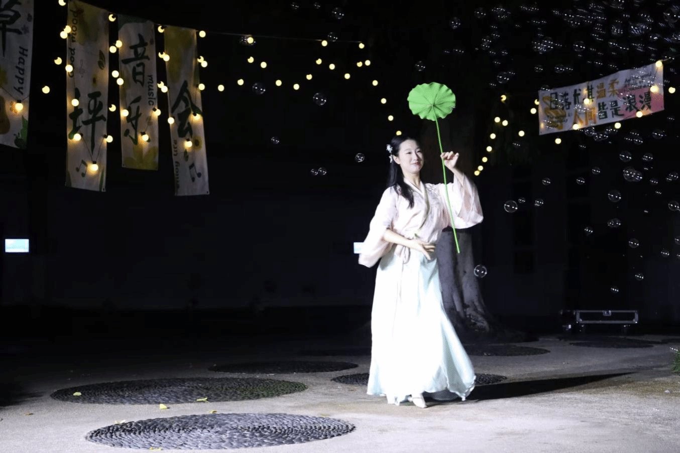 00在第五教学楼小剧场草坪共同推出“