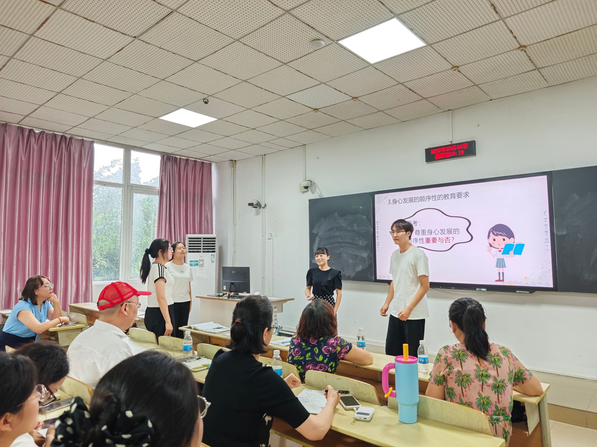 搭建教师之间互学互鉴的交流平台