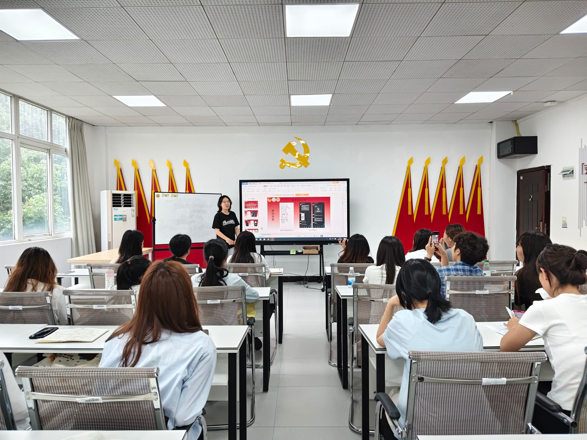 本次例会在全体人员齐唱《中国共产主义
